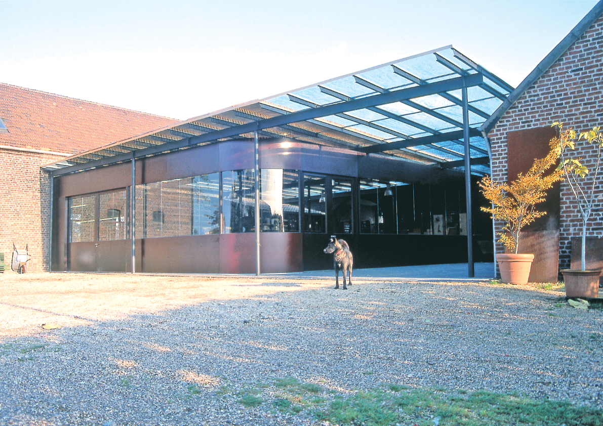 Schreinerei mit Glasüberdachung und angrenzender Bestandsbebauung in Saelhuysen am Niederrhein