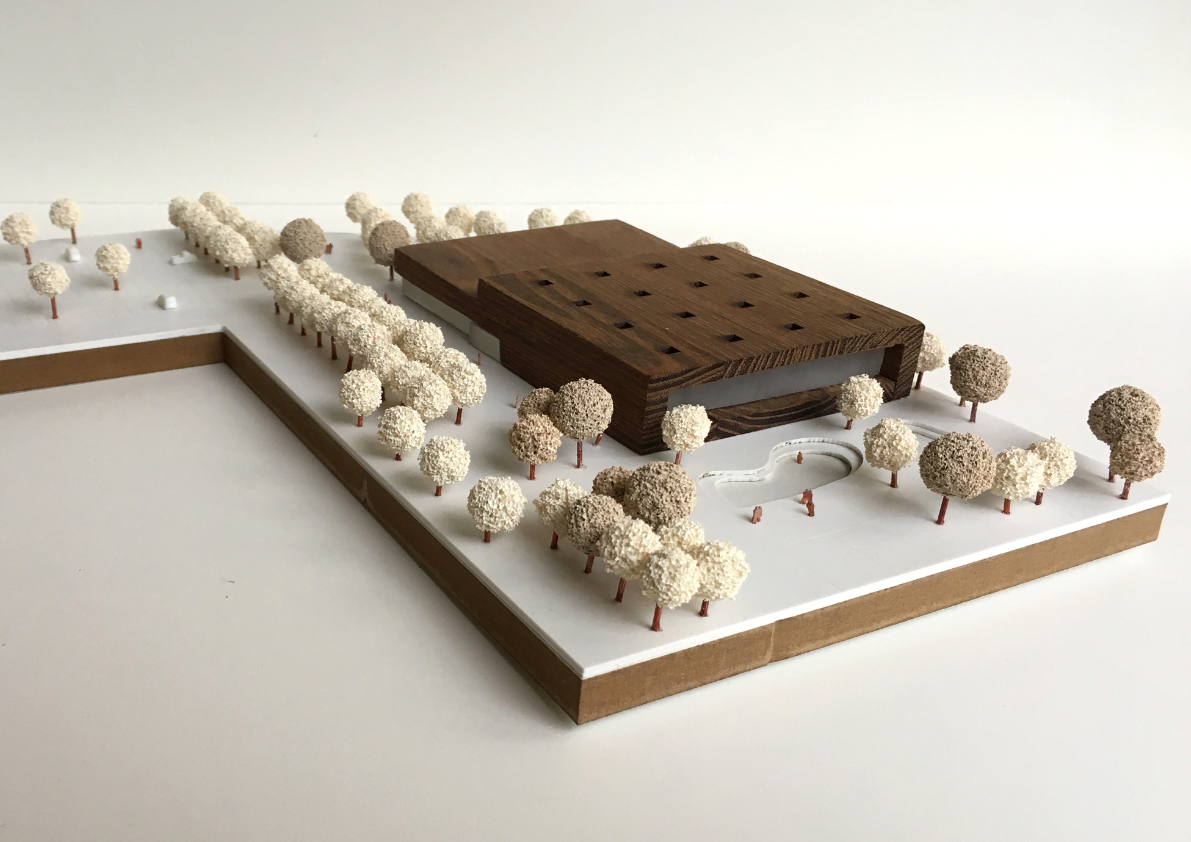 Architekturmodell eines Gebäudekomplexes mit umgebender Landschaftsgestaltung aus Holz und einer cremefarbigen Lackierung