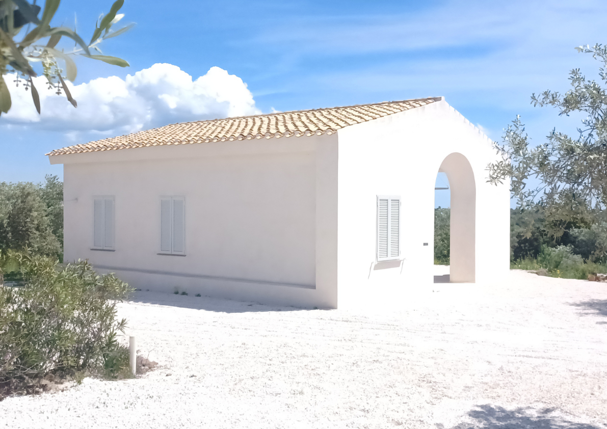 Ferienhaus mit Kalkzementputzfassade in mediterraner Landschaft