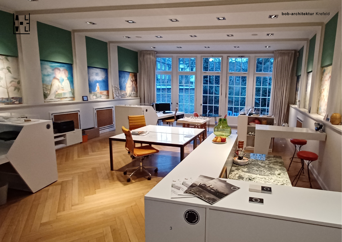 Innenraum eines Architekturbüros mit Modell auf einem Tisch und Arbeitsplätzen im Hintergrund mit denkmalgeschützen Fresken von Georg-Muche, ehemaliger Schüler von Walter Gropius und Mies von der Rohe